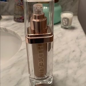 Huda Beauty Aphrodite Nymph Body Highlighter